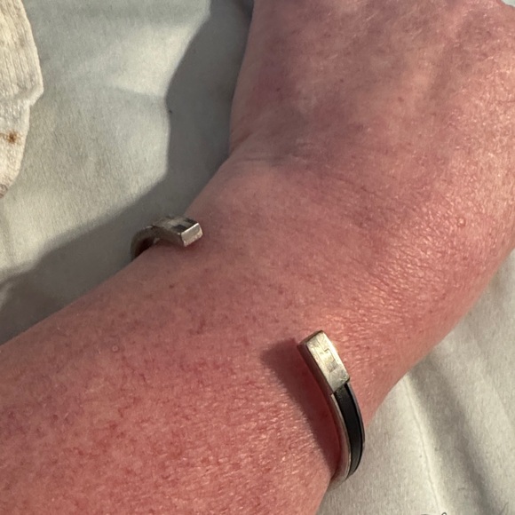 Gucci Silver and Black Leather Bracelet - Picture 2 of 4